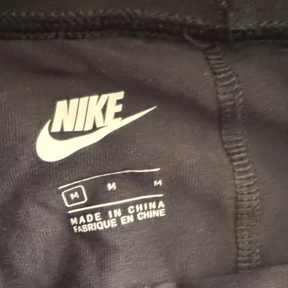 Nike women’s Black and White Leggings - Picture 2 of 5